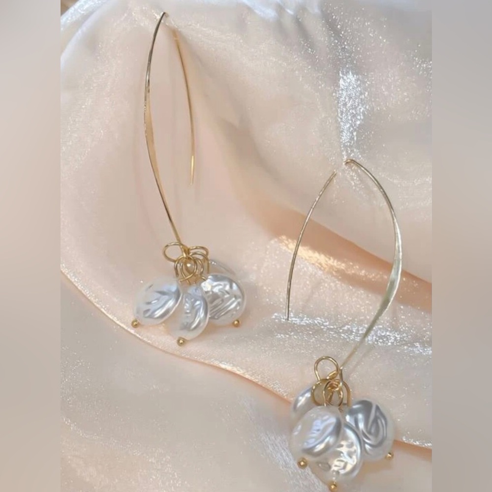 Anthropologie “Freshwater Pearl Disc Cluster” Elongated Open Loop Gold Wire Hoop - Picture 10 of 16